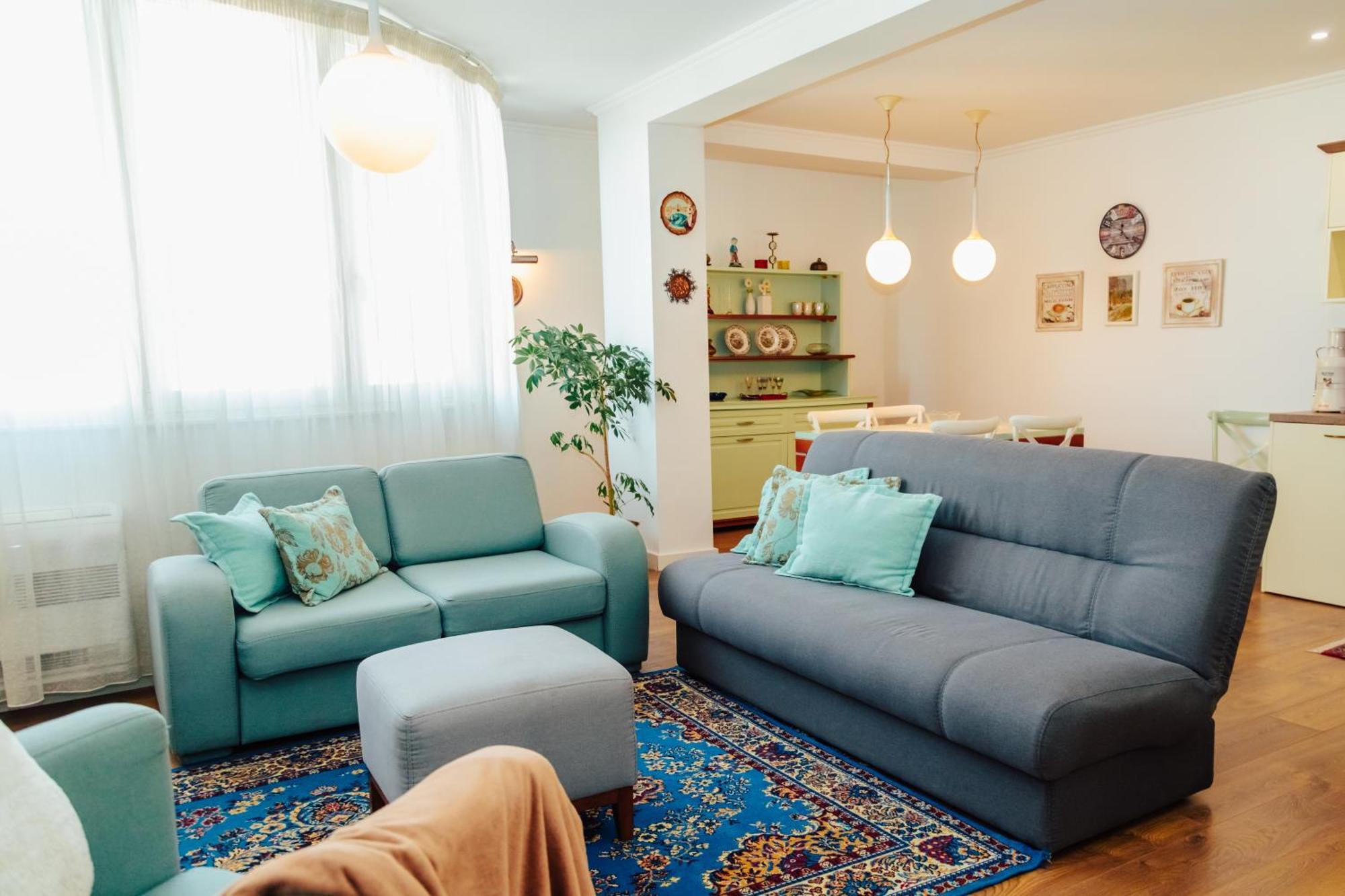 Metro Apartment *