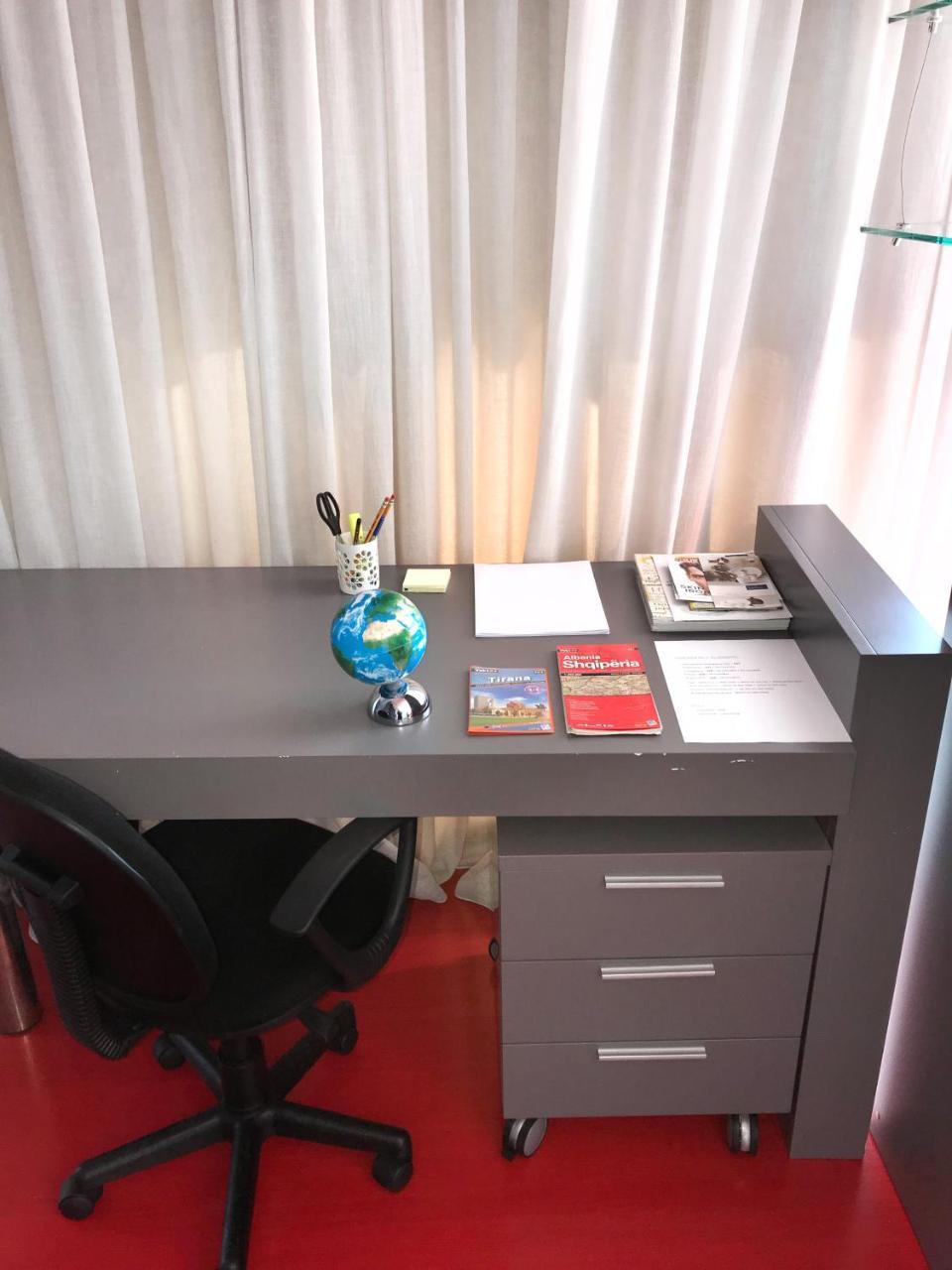 Metro Apartment *